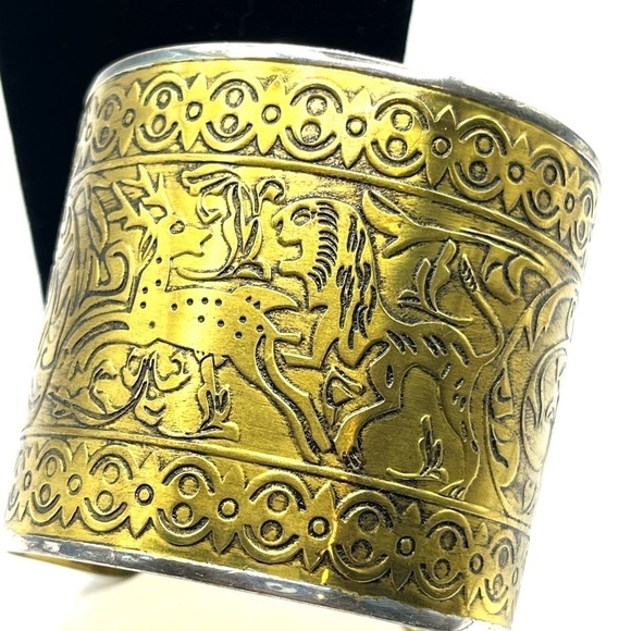 Vintage Amy Khan Russel Gold Tone Etched Cuff Bracelet Hunting Scene Deer Lion - Picture 9 of 14